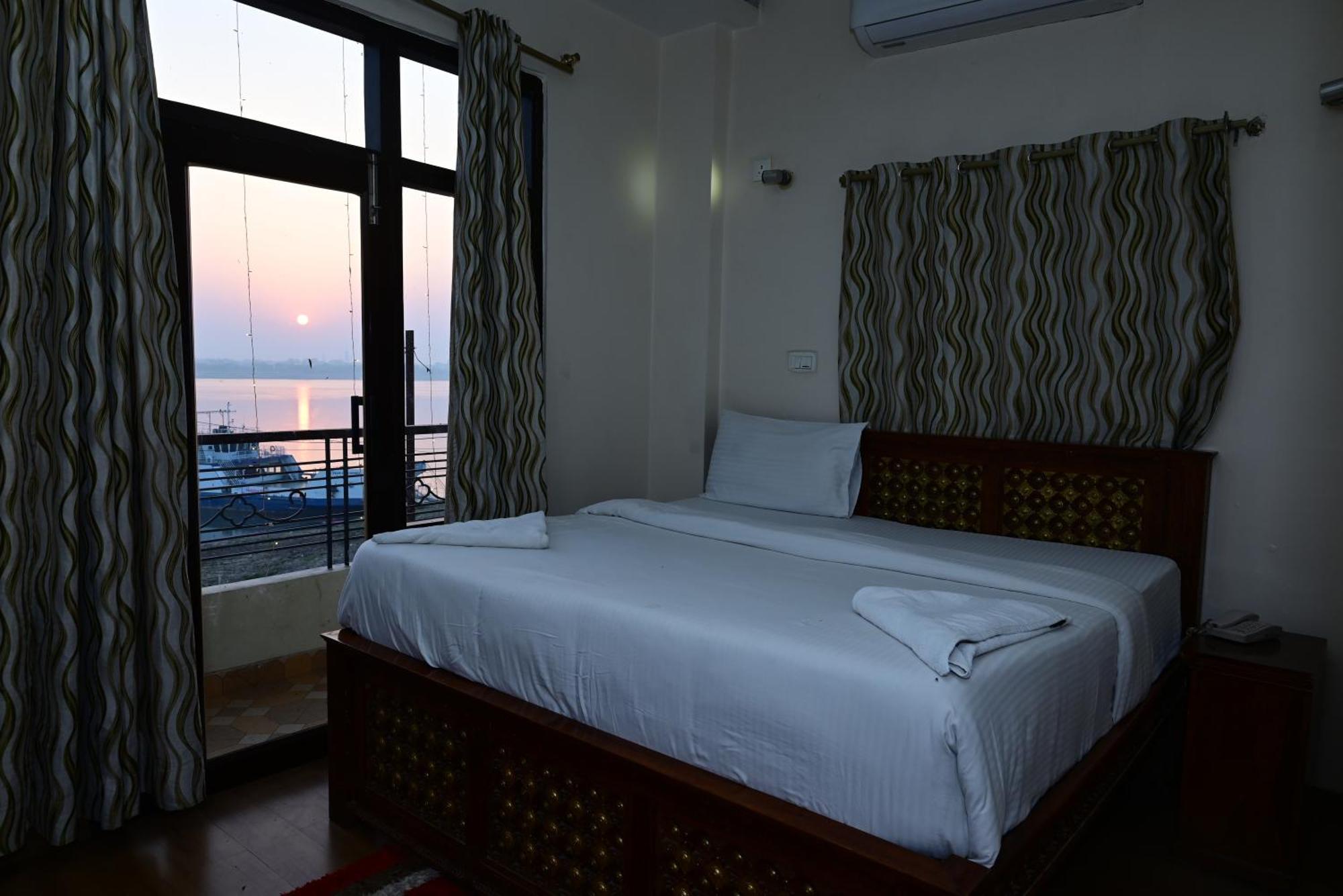Ganga Monastery Bed & Breakfast Варанаси Екстериор снимка