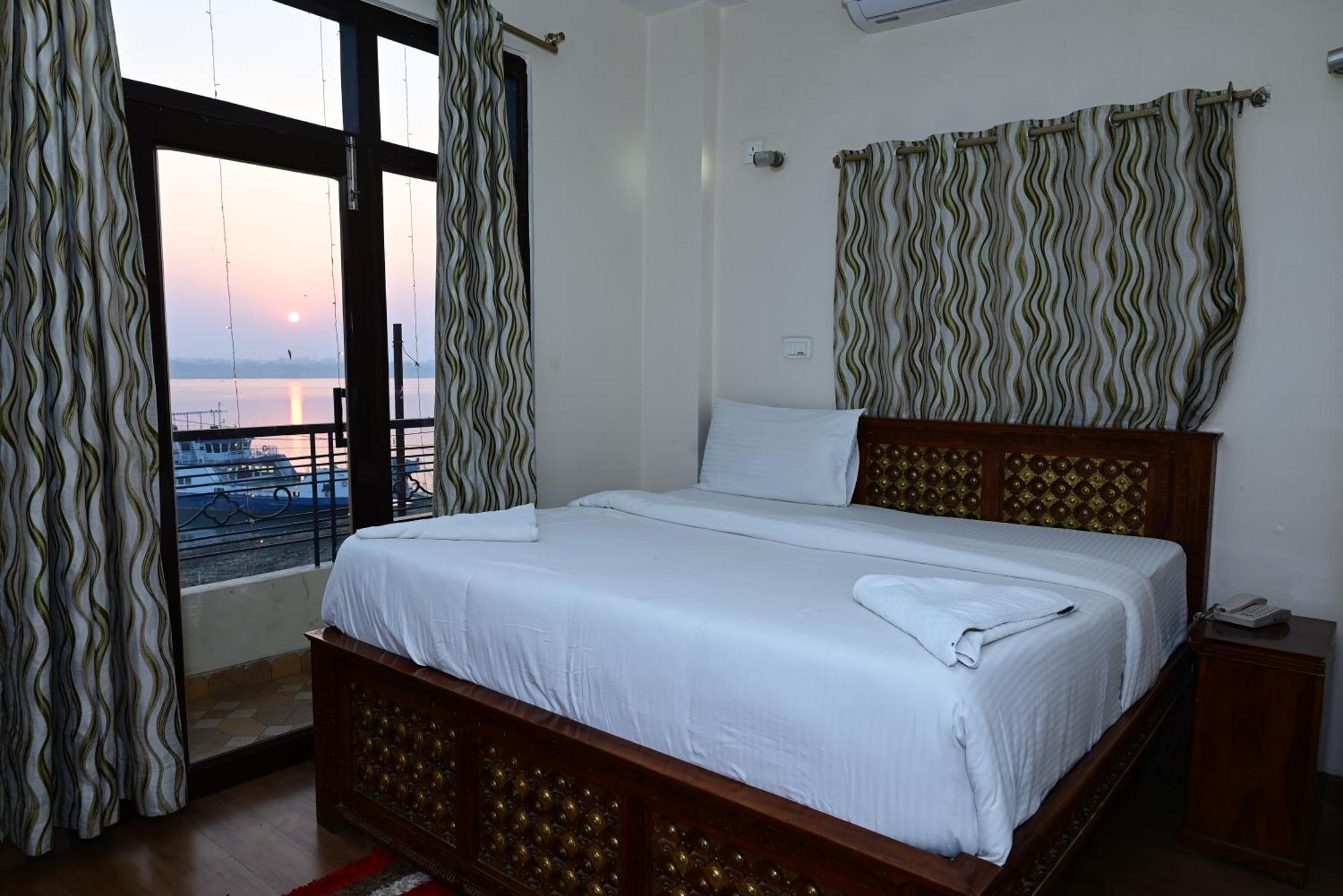 Ganga Monastery Bed & Breakfast Варанаси Екстериор снимка