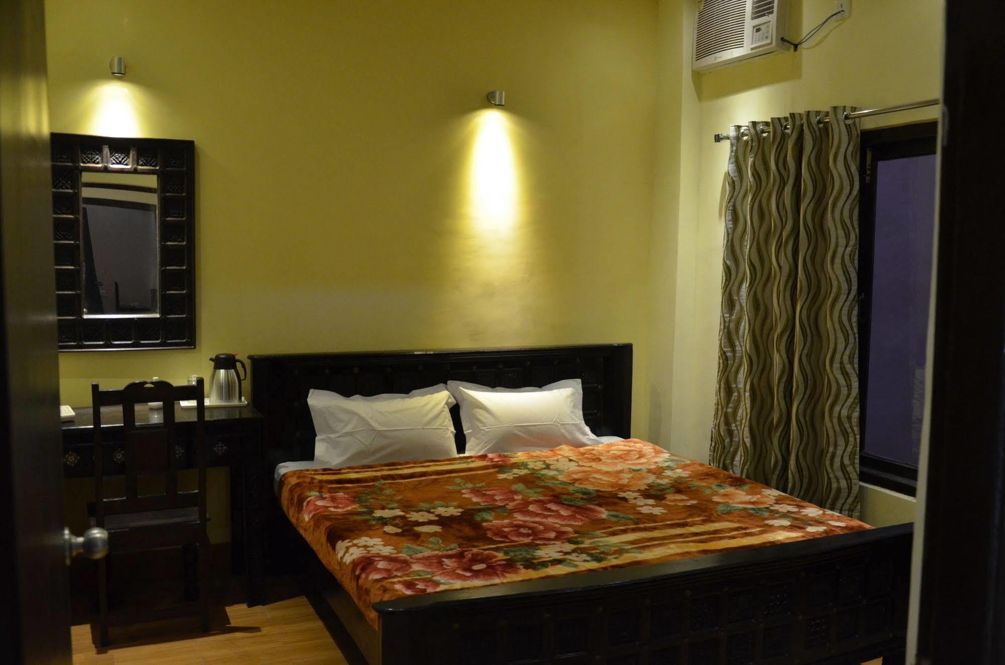 Ganga Monastery Bed & Breakfast Варанаси Екстериор снимка